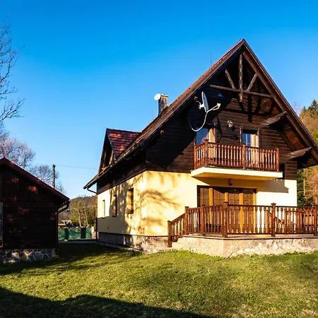 Josta - 4 Spalne - 3 Kupelne - Kryty Altanok - Skibus Zastavka - Wifi